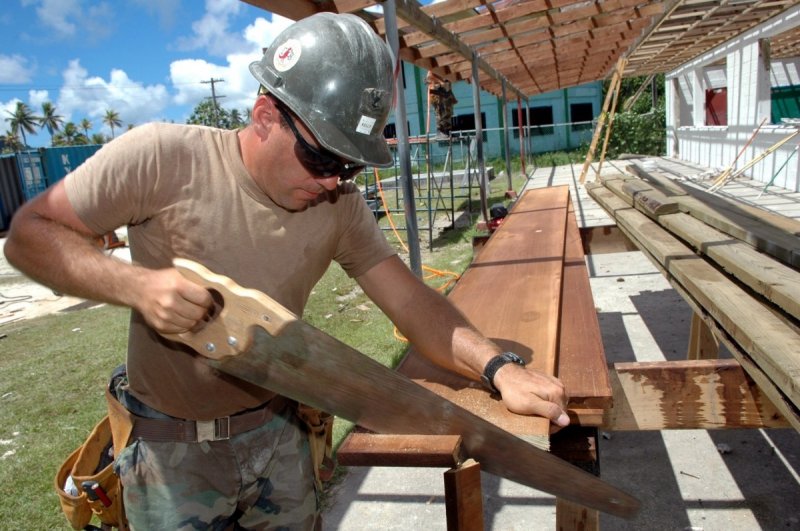 charpentier-BELGENTIER-min_worker_construction_building_carpenter_male_job_build_helmet-893290